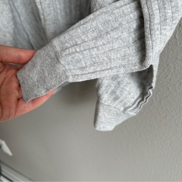 Cabi Gray Ribbed Doleman Sleeve Oversized V-Neck Knit Top Medium - Picture 6 of 10